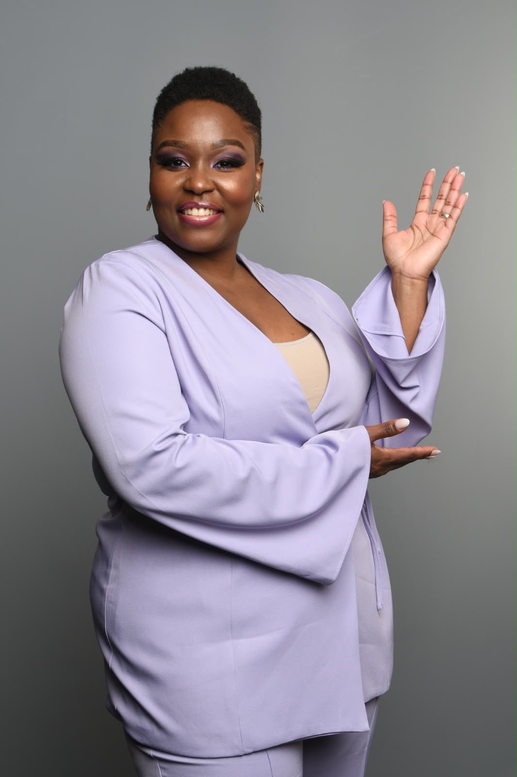 Ingrid Dejean, fondatrice de Mildred Conseils, en tailleur lavande